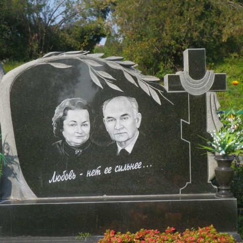 пам’ятник для подружжя, подвійний пам’ятник з хрестом, художнє гравіювання портретів, надгробок із цитатою, лаврова гілка на пам’ятнику, гранітний пам’ятник парі, пам’ятник чоловіку і дружині, класичний надгробок з хрестом
