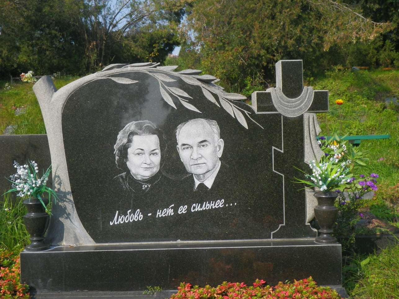 пам’ятник для подружжя, подвійний пам’ятник з хрестом, художнє гравіювання портретів, надгробок із цитатою, лаврова гілка на пам’ятнику, гранітний пам’ятник парі, пам’ятник чоловіку і дружині, класичний надгробок з хрестом