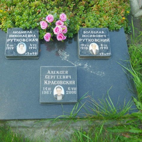 пам’ятник з фотокерамікою, гранітний пам’ятник, родинне поховання, надгробок на трьох, сімейний надгробок, надгробна плита з фото, пам’ятник з табличками, горизонтальний надгробок, класичний пам’ятник