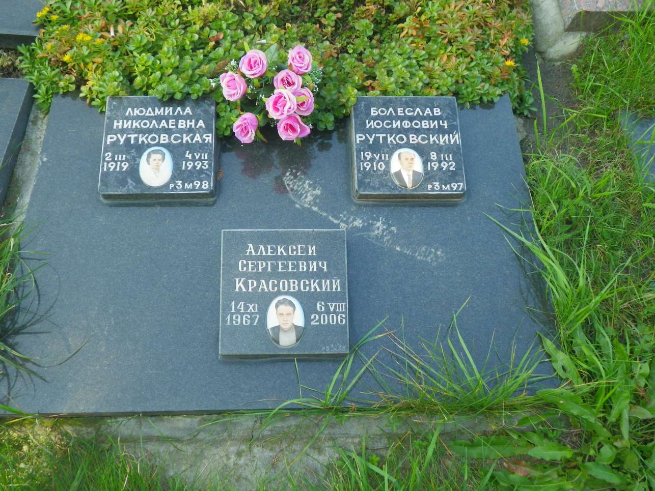 пам’ятник з фотокерамікою, гранітний пам’ятник, родинне поховання, надгробок на трьох, сімейний надгробок, надгробна плита з фото, пам’ятник з табличками, горизонтальний надгробок, класичний пам’ятник
