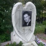 Пам’ятник у формі ангельських крил із портретом